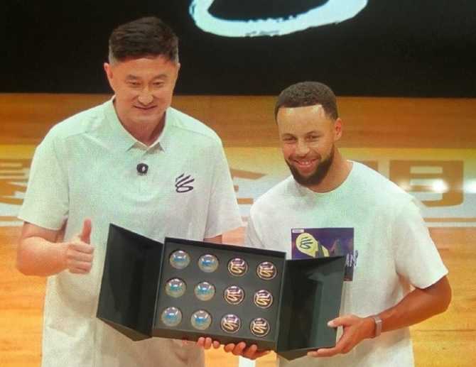 库里中国行现身粤BA：与杜锋合影互动 给“中山库里”颁奖