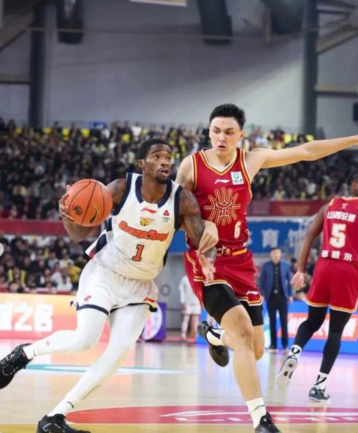 广东小外2选1，北京签1米96后卫，山东官宣新教练，广州新援抵达